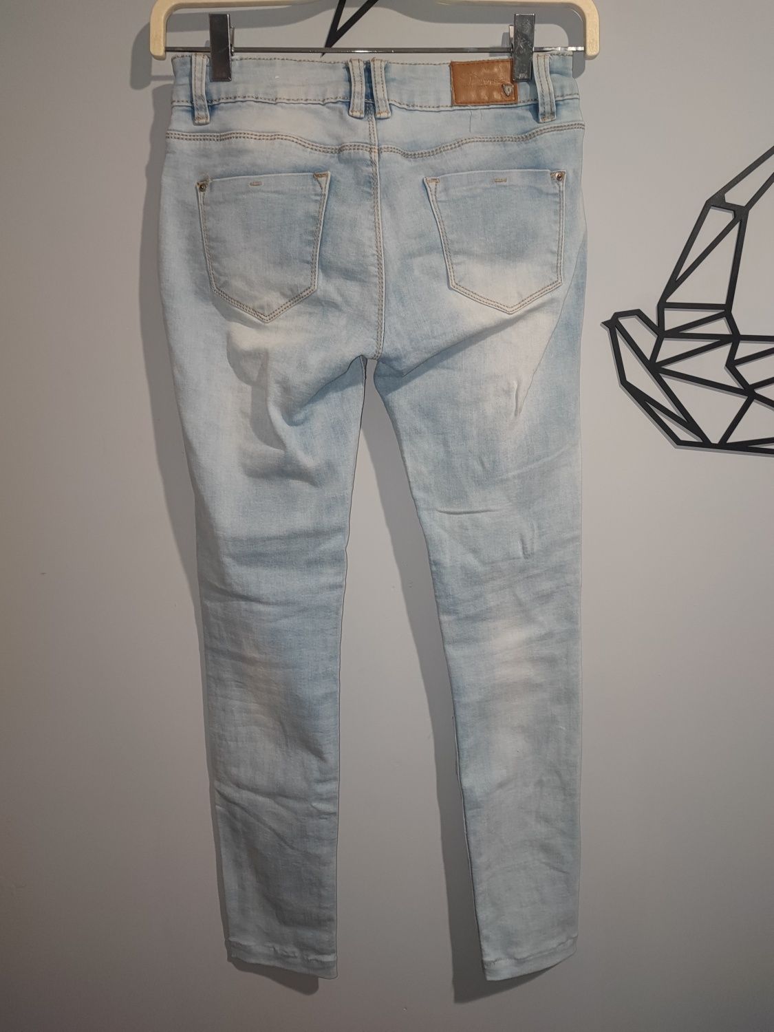 Jasne spodnie jeansowe, jeansy z ozdobnymi zameczkami Daysie 36