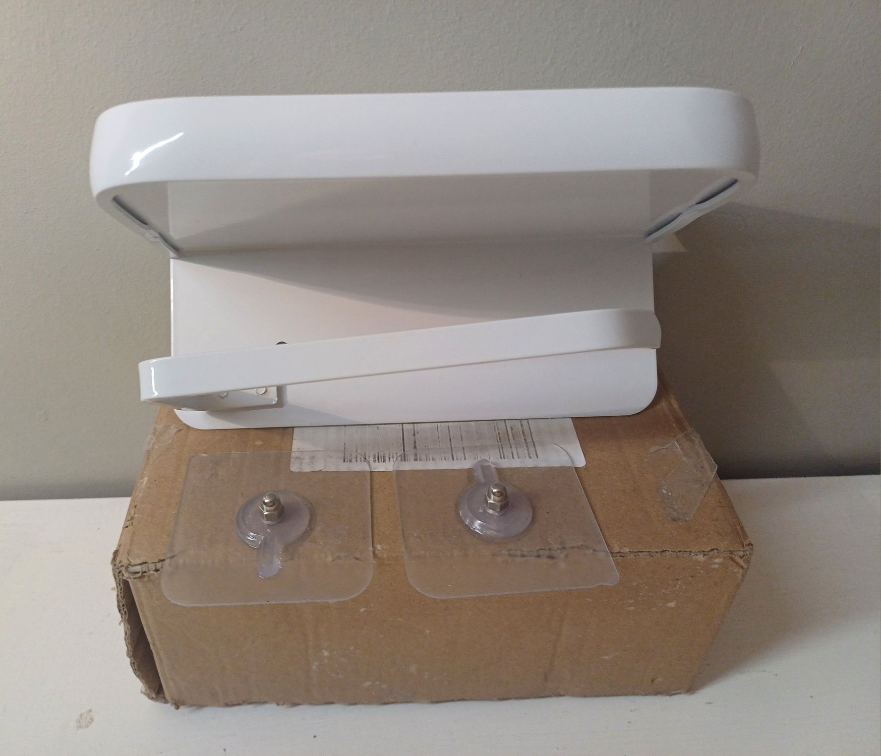 Uchwyt na papier toaletowy bez konieczności robienia dziur