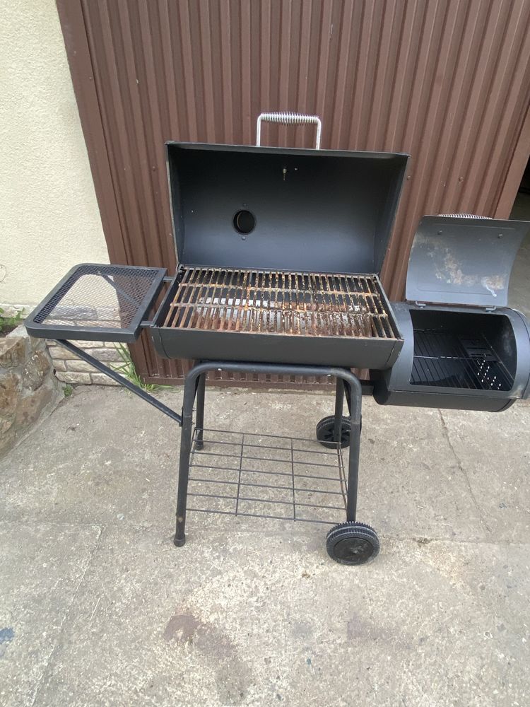 Grill z funkcją wędzarni