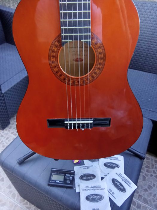 Violão com suporte e capa protetora