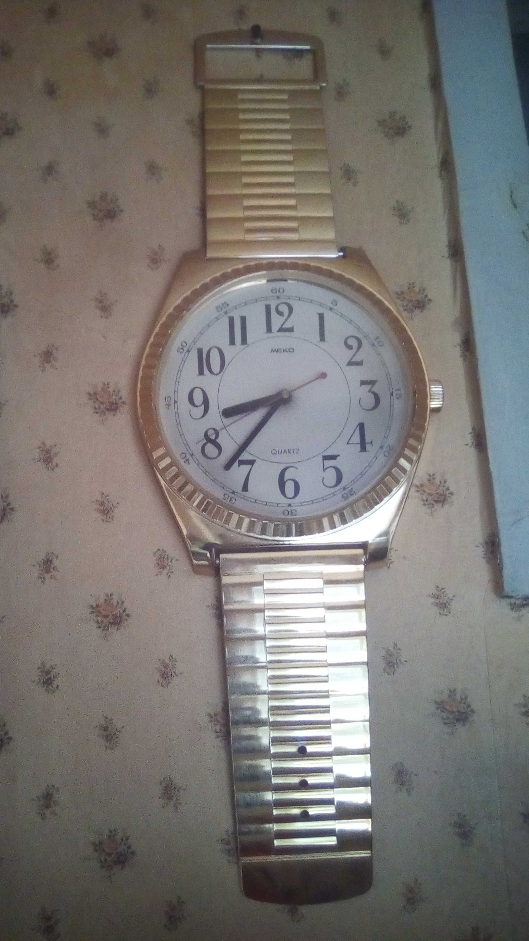 Часы - браслет настенные в хорошем рабочем состоянии
