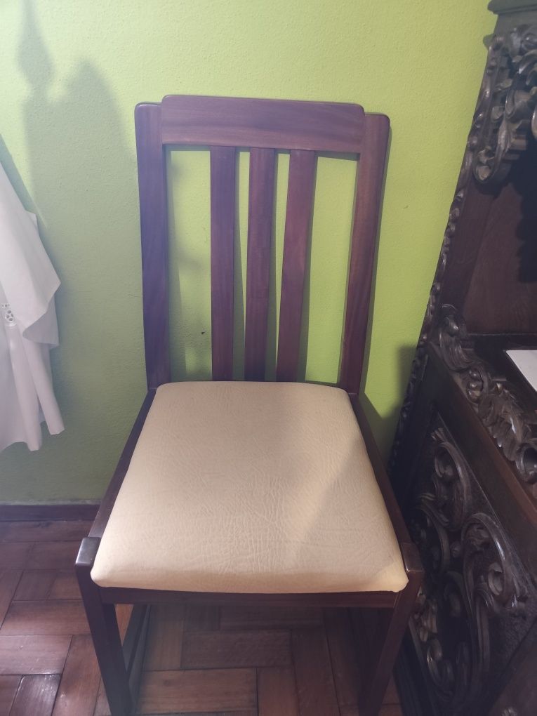 Mesa  em madeira com 4 cadeiras