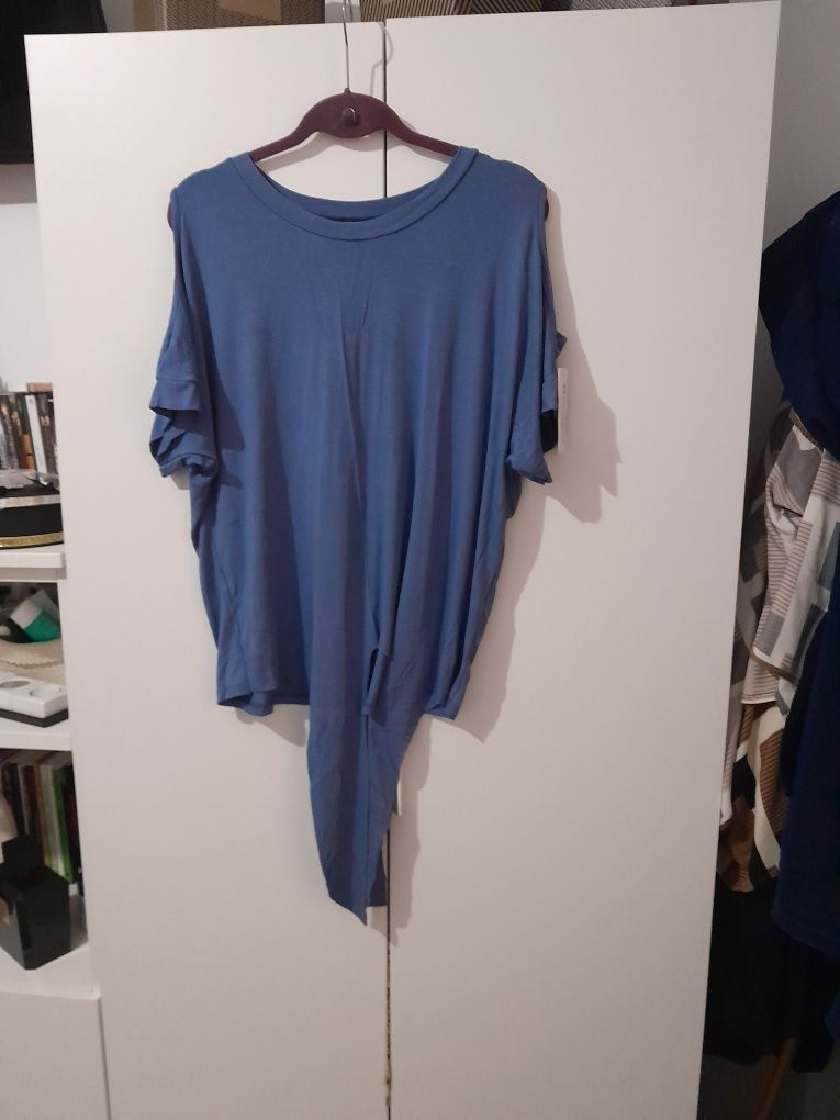 Blusa azul nova.