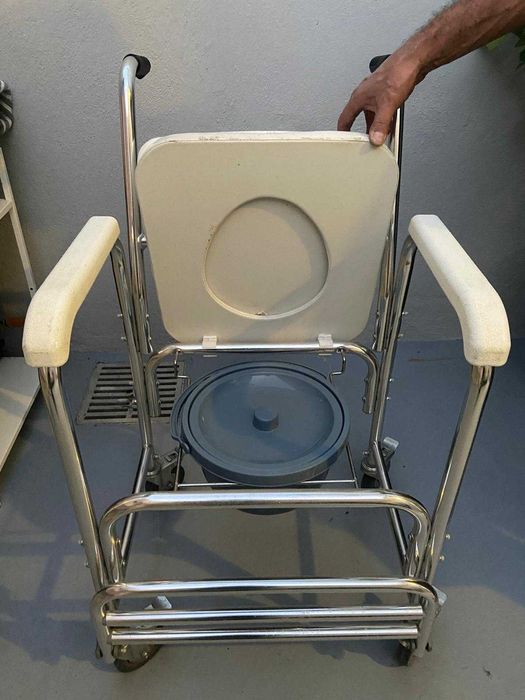 Cadeira de banho e sanitário com rodas e suporte de pés dobrável