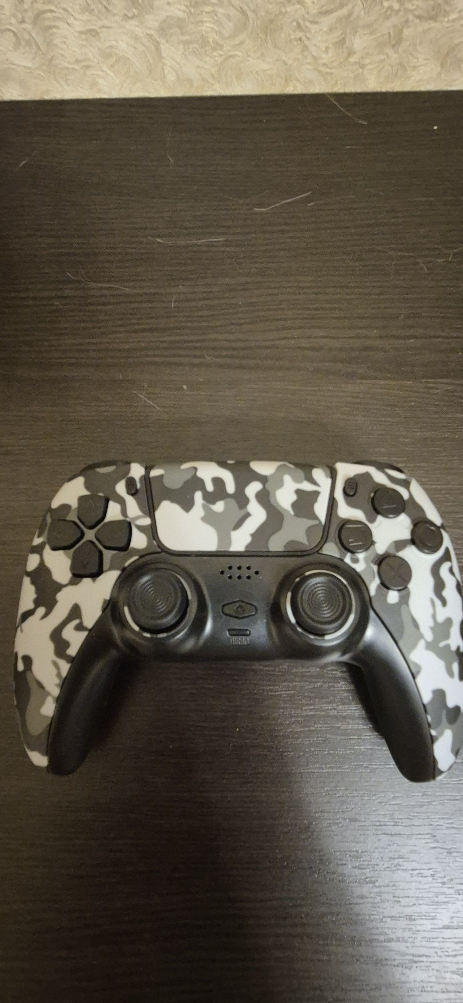 Бездротовий Bluetooth геймпад
 Battletron | PS4 / Nintendo Switch / ПК