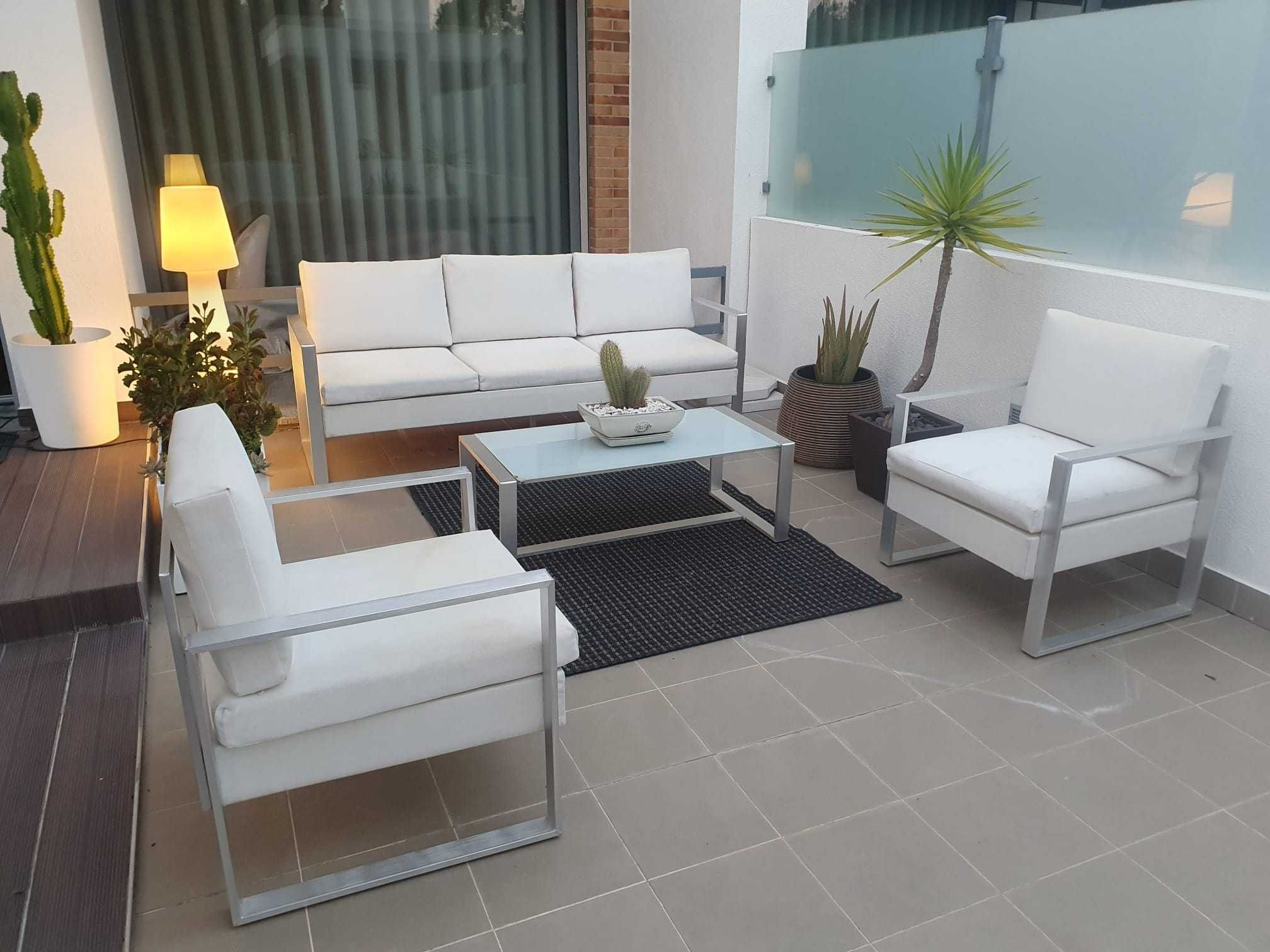 Conjunto de sofás e mesa exterior