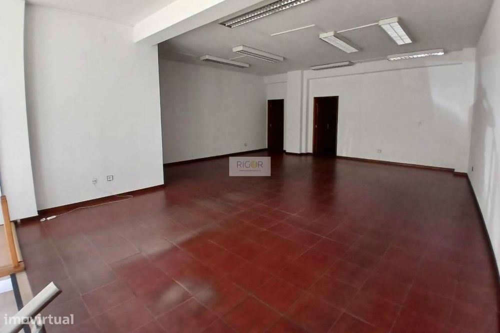 Loja de 70m2 e garagem no centro de Gueifâes