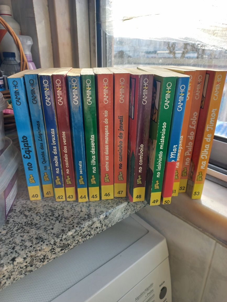 Colecção incompleta "Uma Aventura..." composta por 47 livros