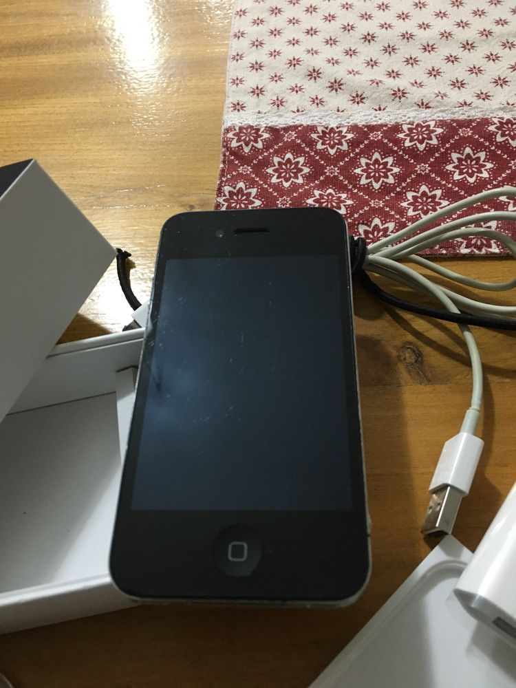 iPhone 4, 16 GB, kolekcjonerski, z pełnym zestawem akcesoriów