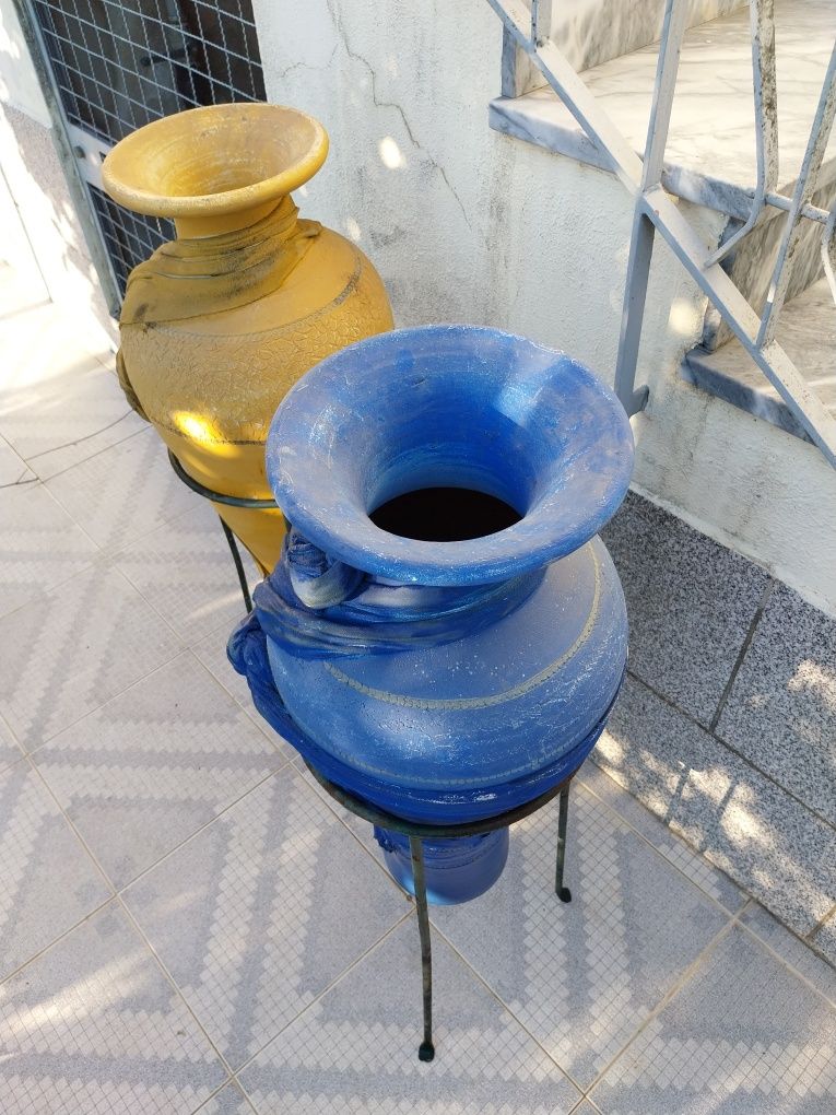 Dois jarrões grande com suporte em ferro | para jardim ou quintal