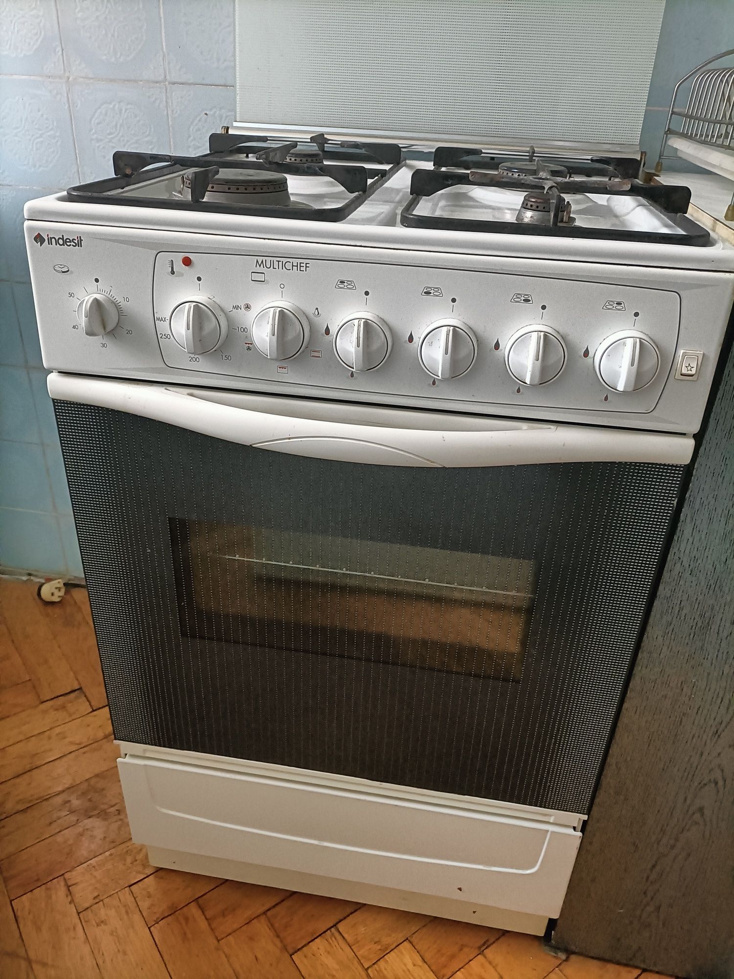 Indesit kuchnia gazowa kuchenka z piekarnikiem palniki biała