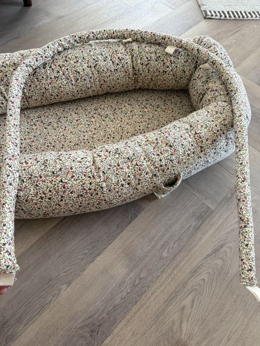 Konges Slojd kokon gniazdo niemowlece z pałąkiem na zabawki