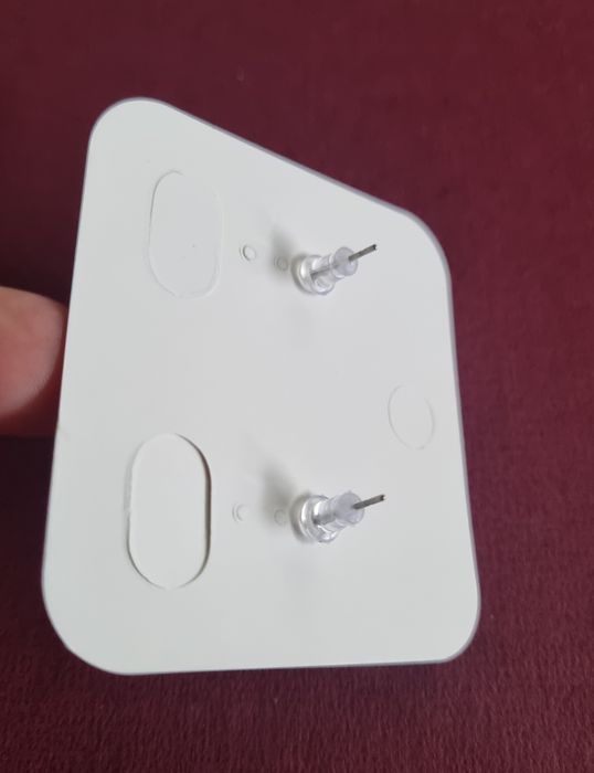 Brincos dourados com meia bola em tons de azul turquesa/verde água.