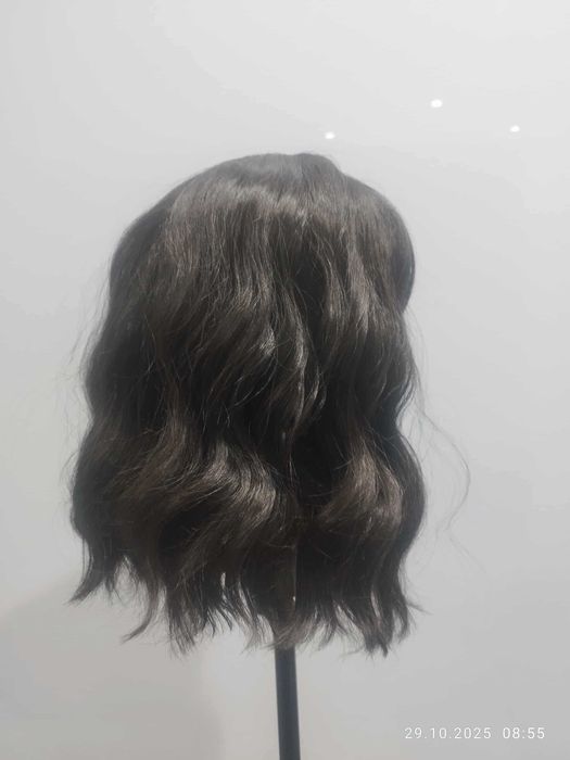 Syntetyczna peruka .Włosy półdługie, delikatnie falowane z grzywką.