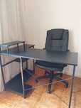 Mesa de escritorio e cadeira giratoria para escritorio.