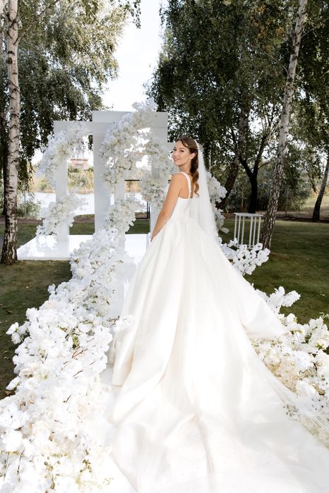 Розкішна весільна сукня з перлинами