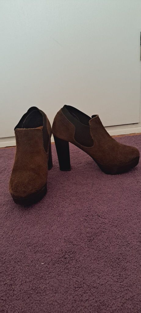 Sapatos em camurça