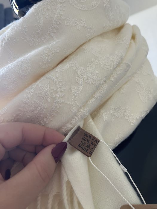 Szalik nowy kremowy z delikatnym haftem klasyczny kaszmir welna