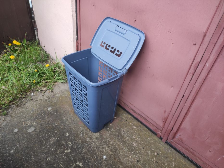 Kosz na pranie firmy Rubbermaid