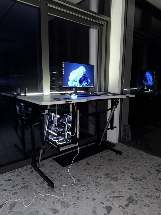 Стіл комп'ютерний регульований