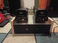 Monobloki na końcówkach mocy ONKYO M-931 z zasilaczem.