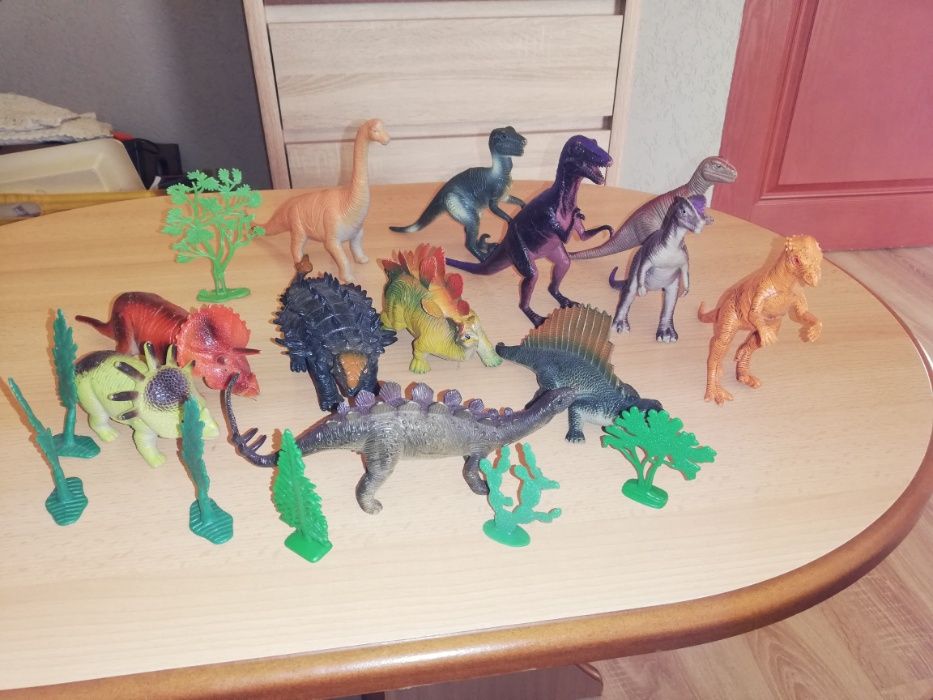 Figurki dinozaurów