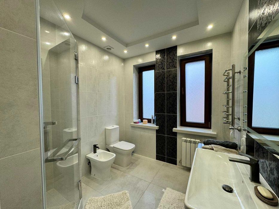 Будинок. Сокільники, вул.Успенська, 20 сот, гараж та гостьовий будинок