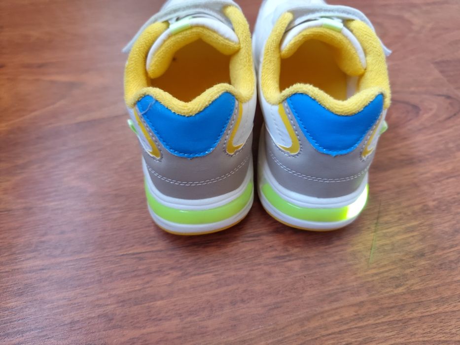 Sapatilhas com luzes como novas menino tamanho 34