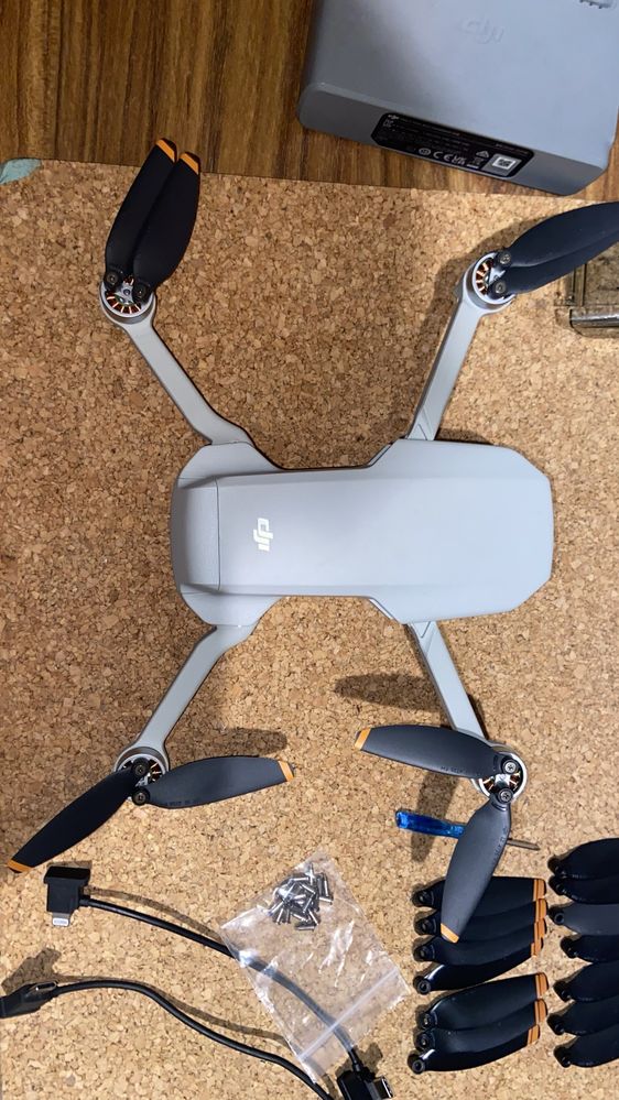 Dji mini 4k flymorecombo + dodatkowe smigla i oslona na gimbal