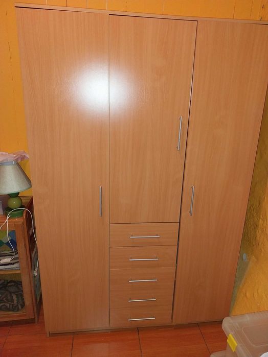 Roupeiro em bom estado