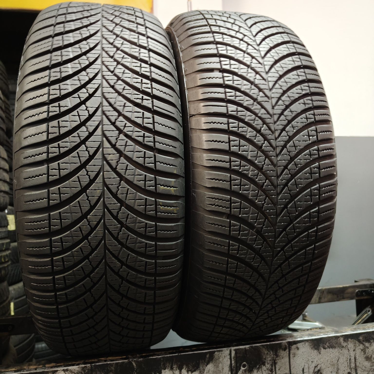 225/55/18 XL Sprzedam parę opon całorocznych Goodyear