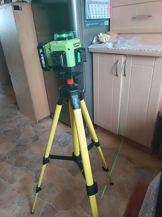 Laser krzyżowy 4D samopoziomujący
