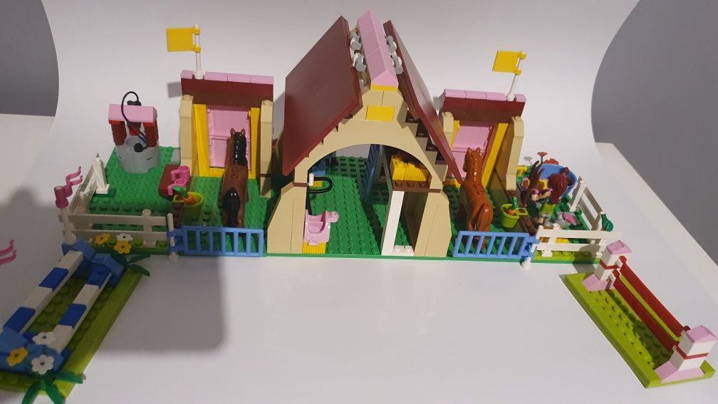 LEGO Friends - 3189 - Stajnia w Heartlake - KOMPLET