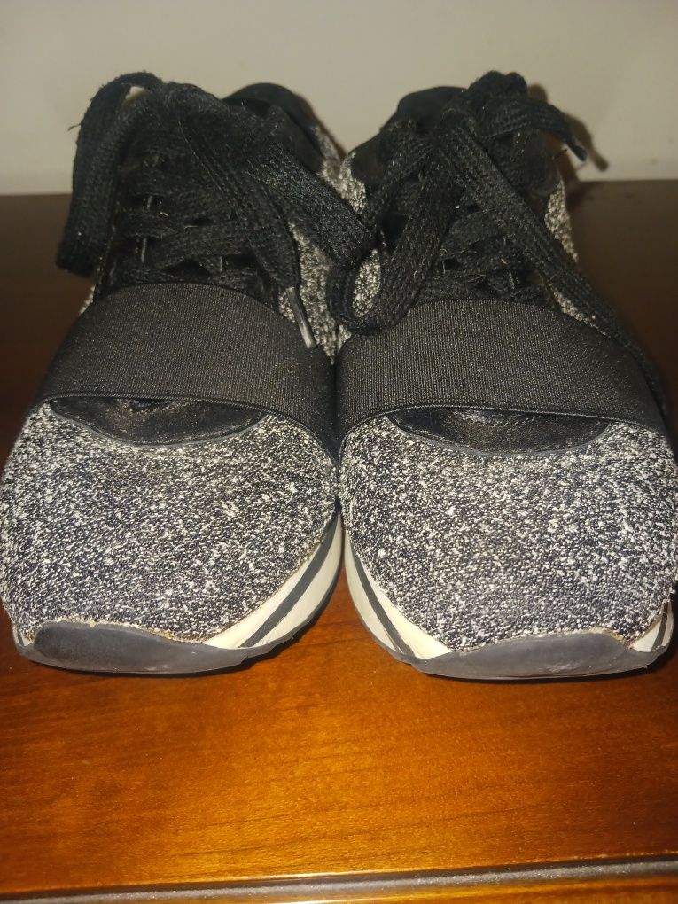 Sapatilhas cinza e preto Bershka, tamanho