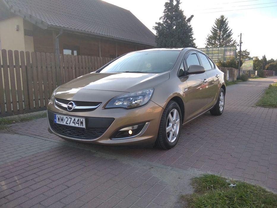 Opel Astra Bardzo ładny sedan 1.4 benzyna  140 KN