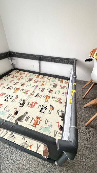 Parque de bebé com base alcochoada