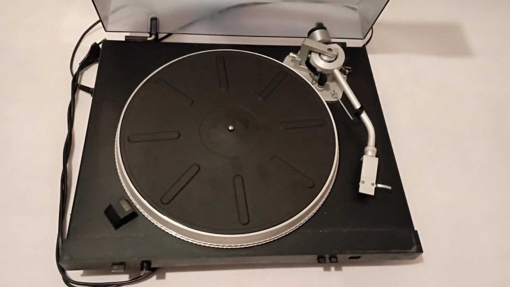 Gramofon wraz ze wzmacniaczem