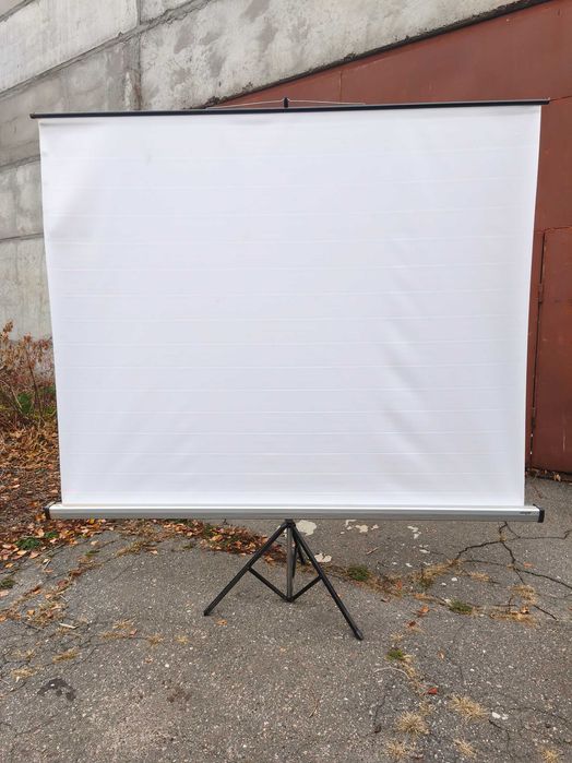 Екран для проектора на тринозі
