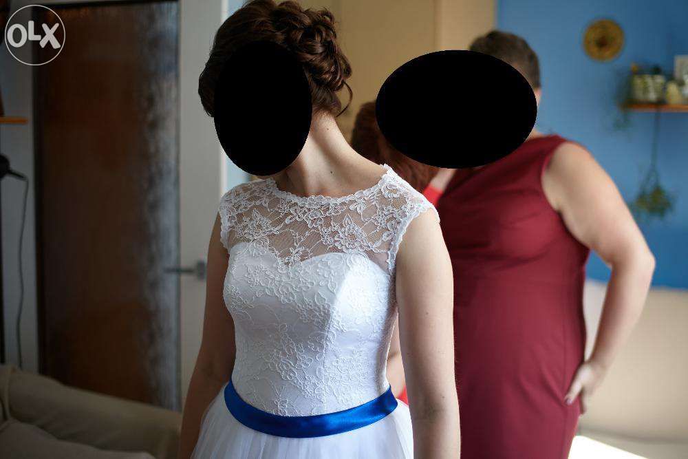 Piękna suknia ślubna z szafirowym paskiem