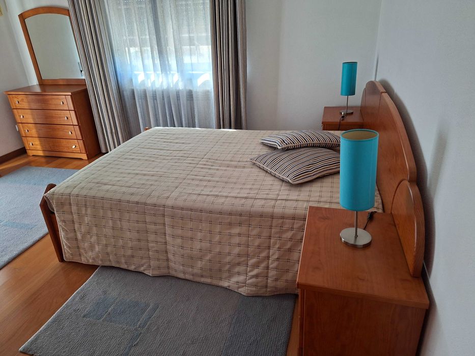 Quarto completo em madeira