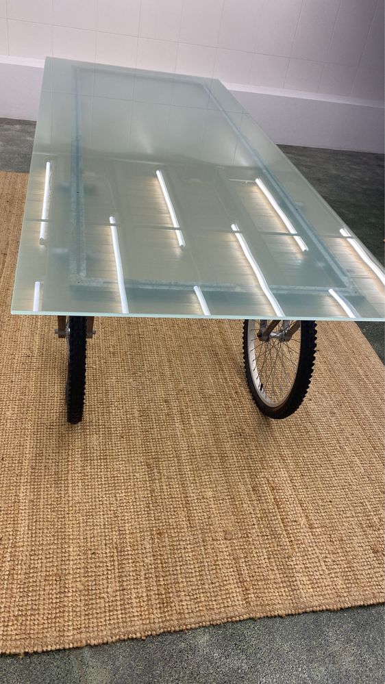 Mesa com tampo em vidro e rodas
