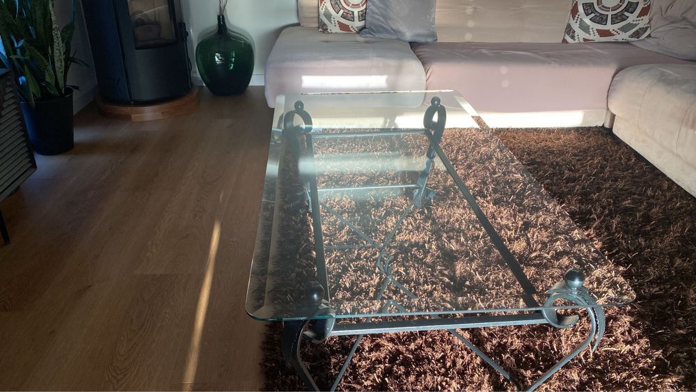 Mesa Baixa de Vidro e Ferro