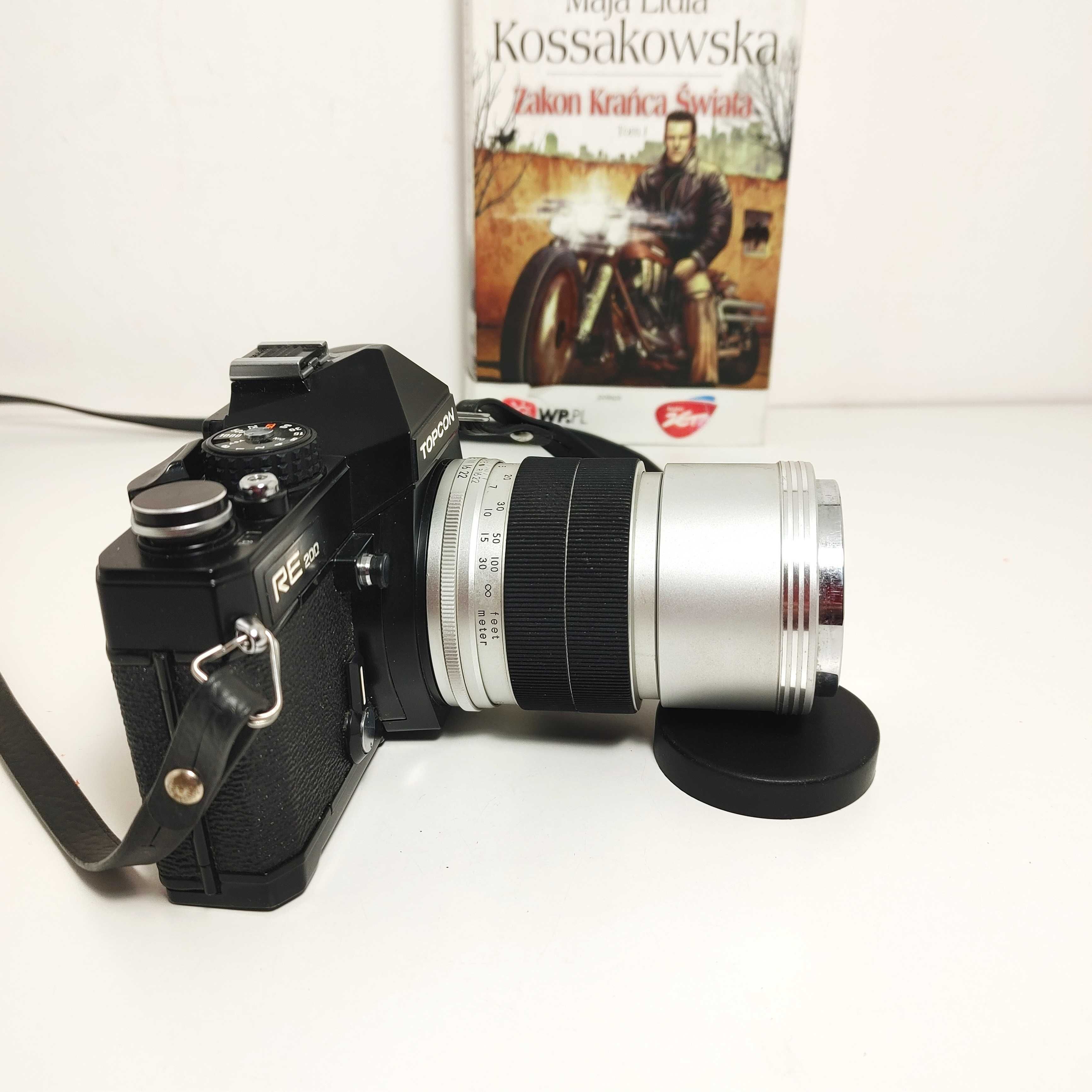 Klasyczna lustrzanka analogowa TOPCON Re 200 z Lens Topcor 1:3,5 135mm