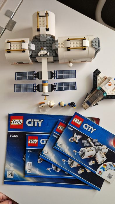 Конструктор 6+ LEGO City 60227 Космічна станція на Місяці