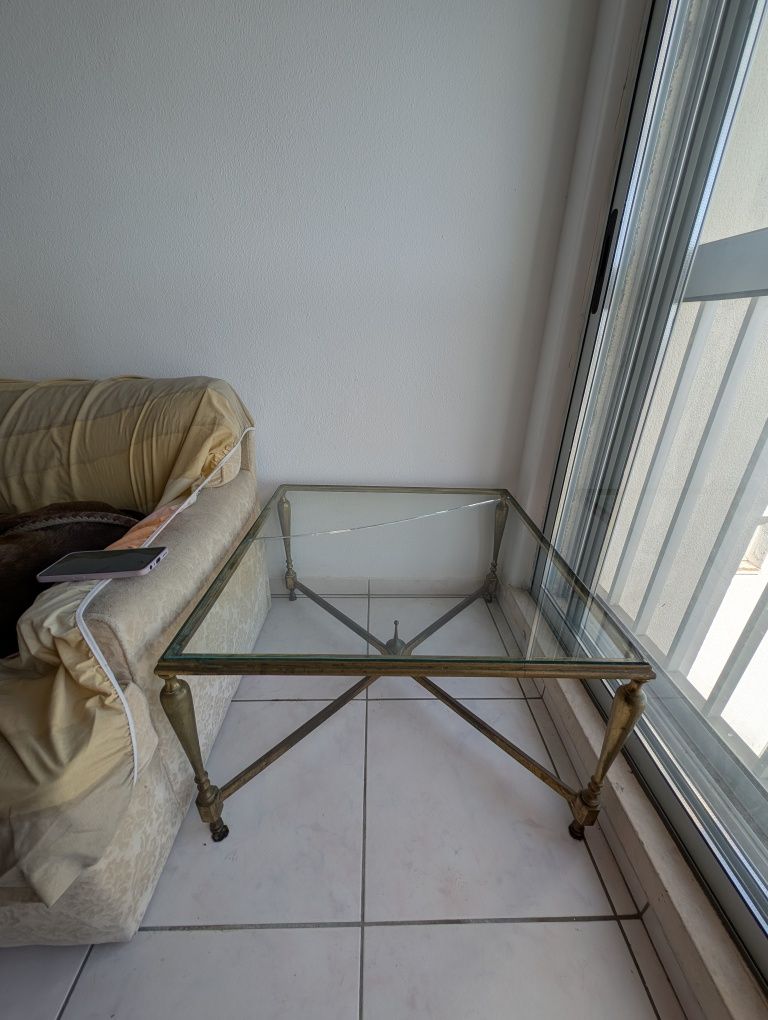 2 Mesas de vidro com pés metálicos