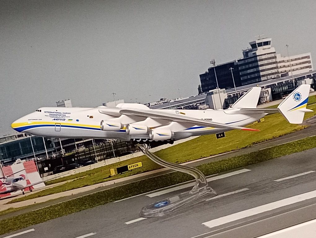 Model Antonov Mriya AN-225 w skali 1/400