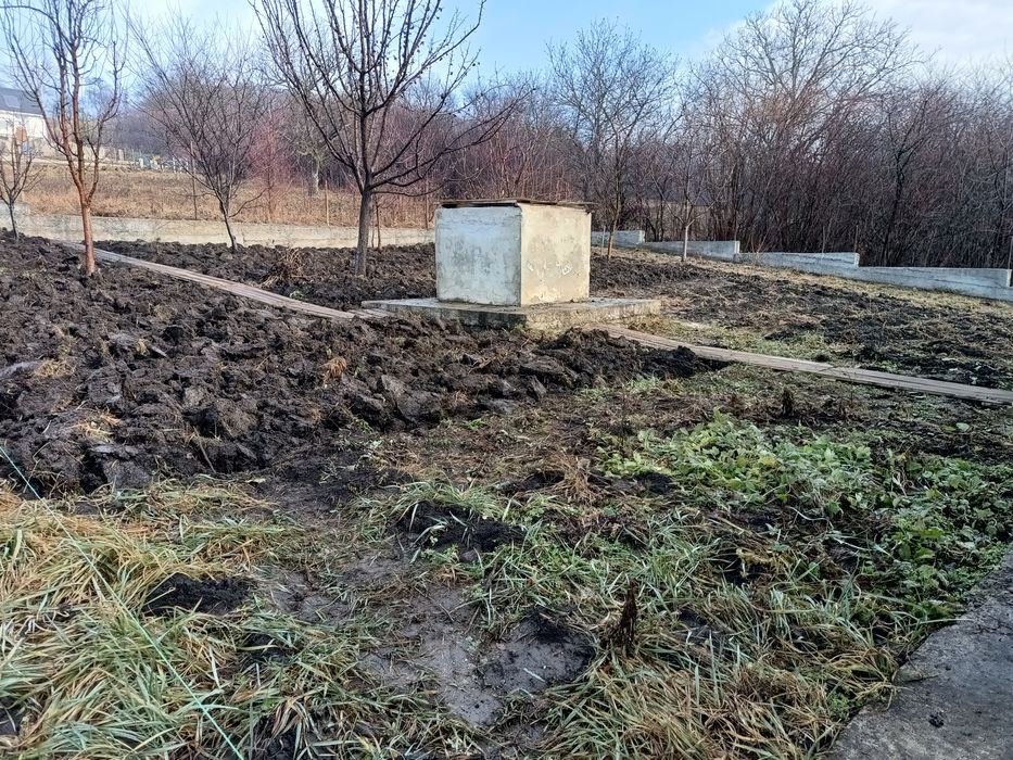 Цоколь з ділянкою під будівництво