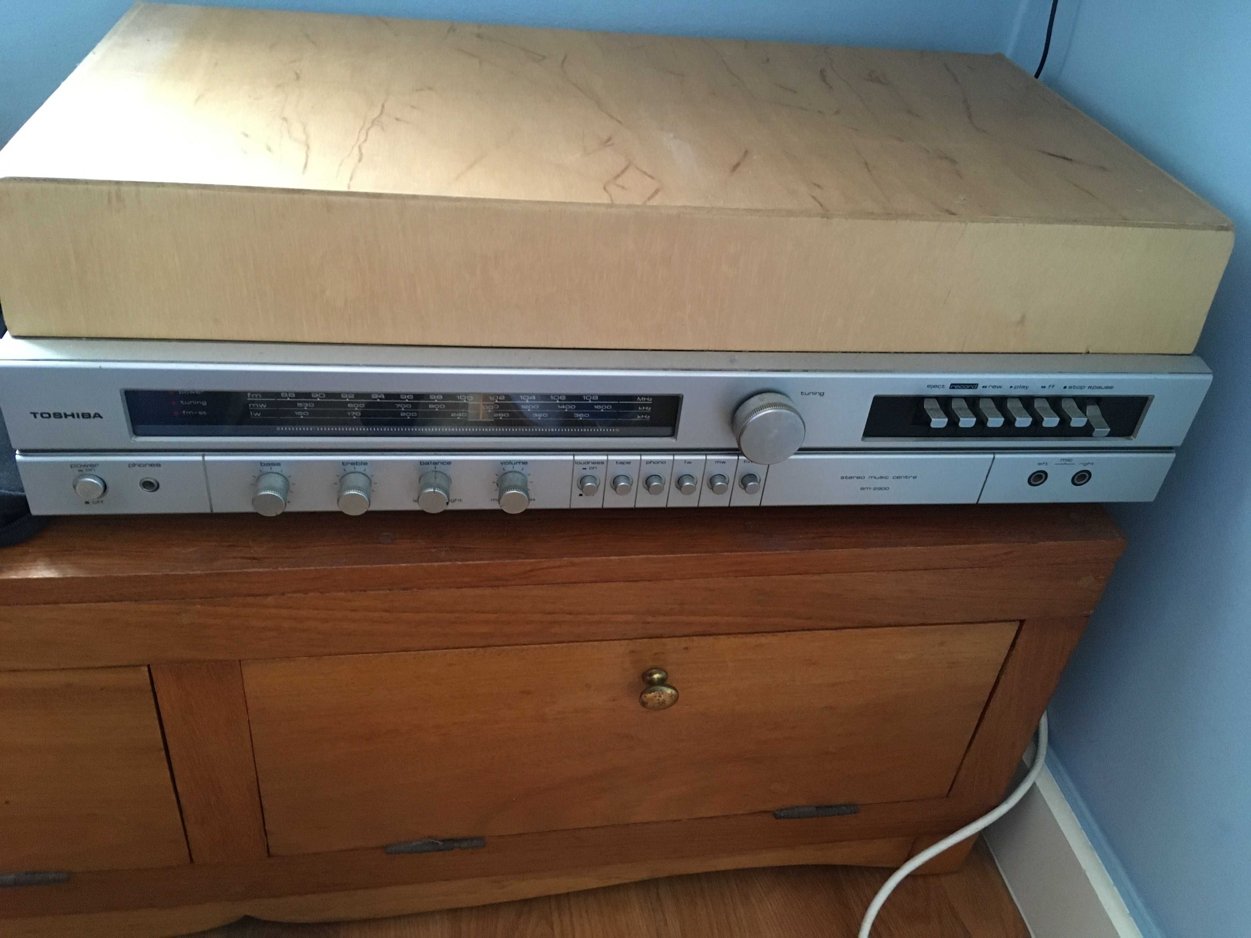 Aparelhagem Toshiba gira discos, radio, leitor de cassetes e 2 colunas