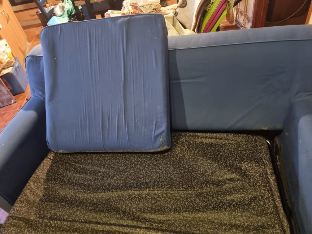 Sofa-cama em tecido azul
