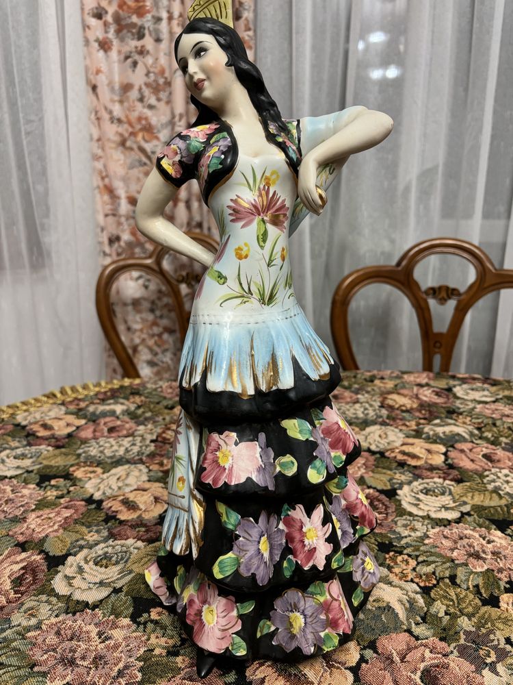 Figurka porcelanowa  dama w sukni balowej